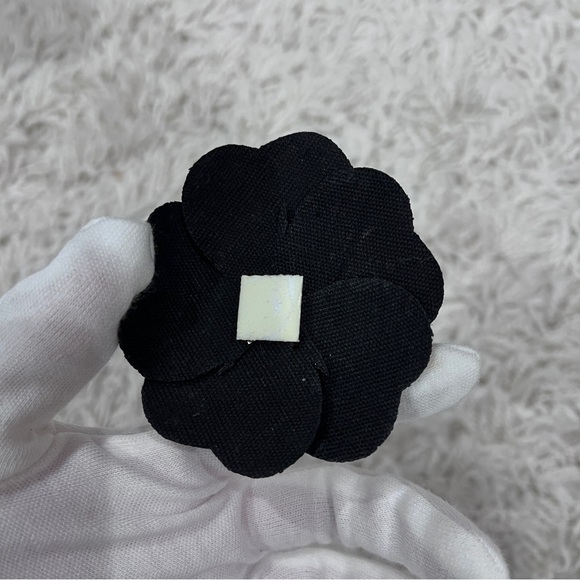 CHANEL Black Glitter Camelia - Picture 4 of 5